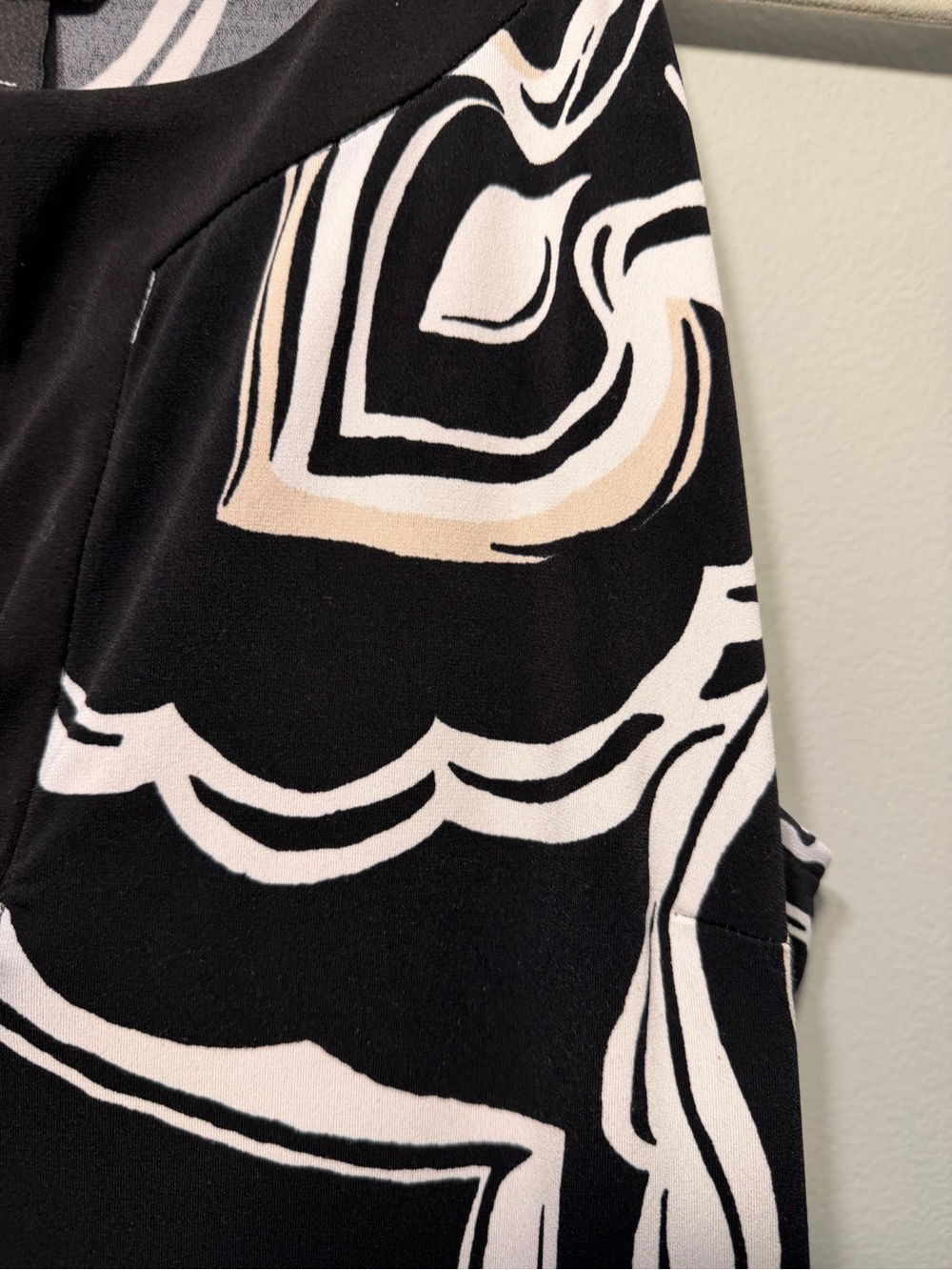 White House Black Market Black & White‎ Graphic V-Neck Shift Dress - Picture 3 of 5